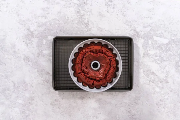 Плоский Лежал Охлаждение Свежеиспеченного Красного Бархатного Торта Кухонной Стойке Сушки — стоковое фото