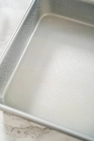 Şeker Pişirmek Için Metal Kareli Tencere Yağlamak — Stok fotoğraf