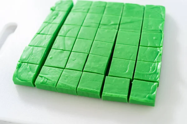Разрезание Зеленой Помадки Большим Кухонным Ножом Квадратные Куски Белой Доске — стоковое фото