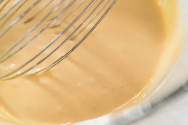 Blanda Våta Ingredienser Stor Glasblandningsskål För Att Baka Citronvallmofrömuffins — Stockfoto