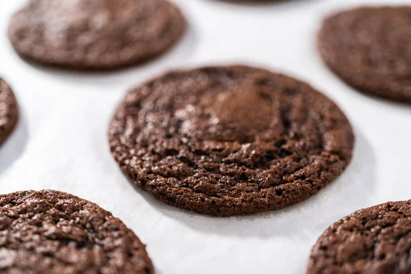 情人节期间 在厨房柜台上用巧克力心把新鲜烘焙的巧克力饼干冷却 — 图库照片