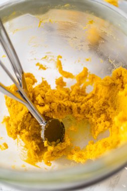 Beyaz çikolatalı limonlu kurabiye. Beyaz çikolatalı limonlu kurabiye pişirmek için parşömen kağıdıyla kaplı bir yemek tepsisine hamur kepçesiyle kurabiye pişirmek..