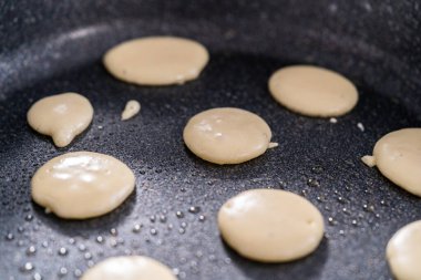 Yapışmayan tavada mini krep gevreği kızartıyorum..