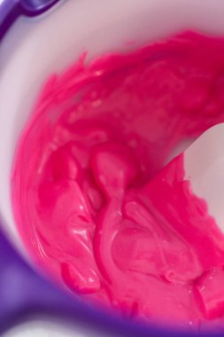 Çikolata kaplı çilek hazırlamak için çikolata parçalarını eritmek..