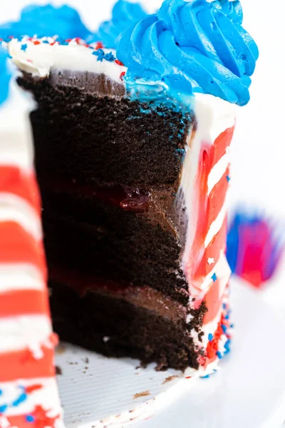 Kırmızı Beyaz Mavi Tereyağlı Kremayla Süslenmiş Temmuz Çikolatalı Keki Dilimliyorum — Stok fotoğraf