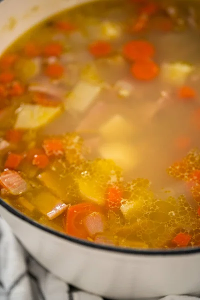 Приготування Розділеного Горохового Супу Емальованій Чавунній Голландській Печі — стокове фото