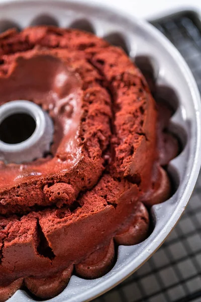 Ψύξη Φρεσκοψημένου Κόκκινου Βελούδινου Κέικ Μια Σχάρα Στεγνώματος Κουζίνας — Φωτογραφία Αρχείου