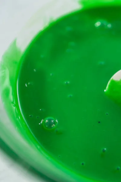 Kırmızı Kalplerle Yeşil Şekerleme Hazırlamak Için Küçük Bir Bardakta Islak — Stok fotoğraf