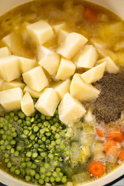 Приготовление Горохового Супа Эмалированной Чугунной Печи — стоковое фото