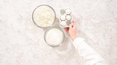 Düz yatıyordu. Adım adım. Fünyeli kek pişirmek için cam karıştırma kabındaki malzemeler..