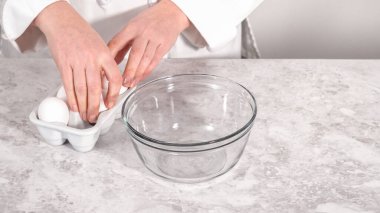 Adım adım. Fünyeli kek pişirmek için karıştırma kabındaki malzemeleri karıştırıyorum..