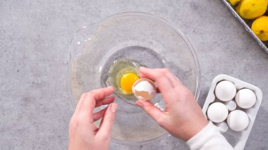 Düz yatıyordu. Adım adım. Limonlu kek hazırlamak için karıştırma kabının içindeki malzemeleri karıştırıyorum..