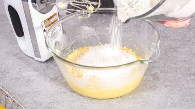 Adım adım. Limonlu kek hazırlamak için karıştırma kabının içindeki malzemeleri karıştırıyorum..
