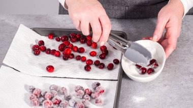 Adım adım. Yaban mersinlerini organik yaban mersinleri ve beyaz şekerle hazırlıyorum..