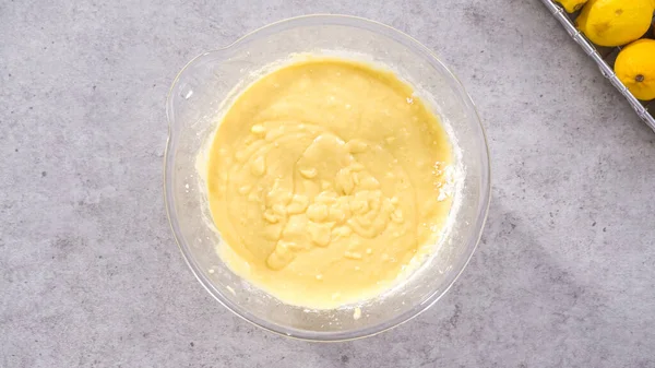 Düz Yatıyordu Adım Adım Limonlu Kek Hazırlamak Için Karıştırma Kabının — Stok fotoğraf