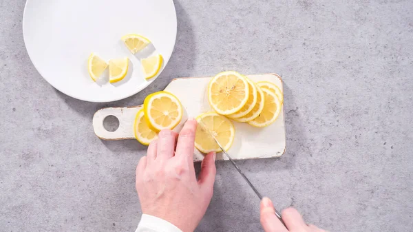 Berbaringlah Langkah Demi Langkah Mengiris Lemon Organik Piring Putih — Stok Foto