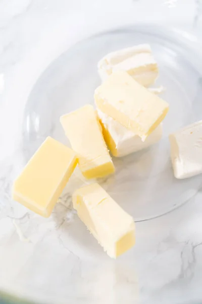 Krem Peynirli Çiseleme Sosu Hazırlamak Için Büyük Bir Bardakta Karıştırma — Stok fotoğraf