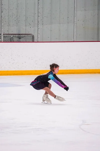 Kleines Mädchen Übt Vor Ihrem Eiskunstlauf Wettkampf Der Eishalle — Stockfoto
