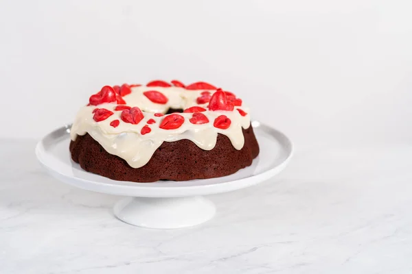 Freshly Baked Red Velvet Bundt Cake Chocolate Lips Hearts Cream — Stock fotografie