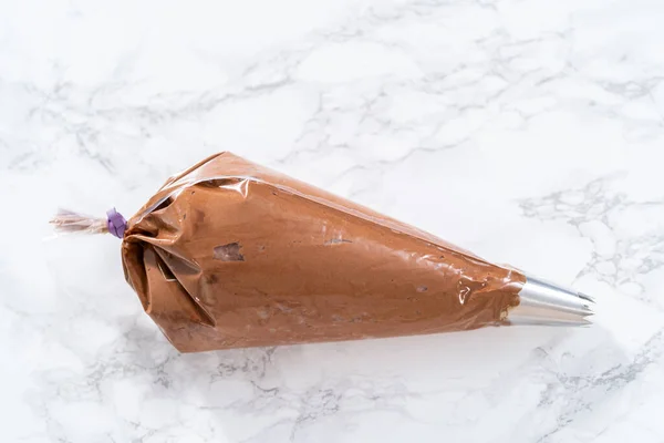 Schokolade Ganache Zuckerguss Einem Spritzbeutel Mit Einer Metallspitze — Stockfoto