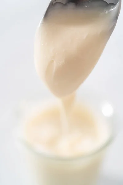 小玻璃瓶中的奶油奶酪釉料 — 图库照片