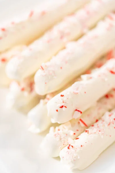 Stapel Zelfgemaakte Snoepgoed Met Chocolade Bedekte Pretzelstaafjes Een Witte Schaal — Stockfoto