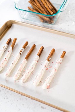 Ev yapımı çikolata kaplı çubuk çubuklar parşömen kağıdıyla kaplı bir kabın üzerinde kurutuluyor..