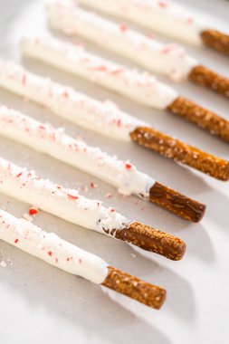 Ev yapımı çikolata kaplı çubuk çubuklar parşömen kağıdıyla kaplı bir kabın üzerinde kurutuluyor..