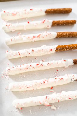 Ev yapımı çikolata kaplı çubuk çubuklar parşömen kağıdıyla kaplı bir kabın üzerinde kurutuluyor..