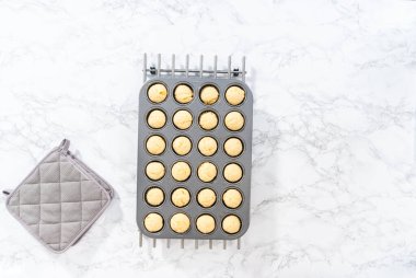 Düz yatıyordu. Mutfak tezgahında yeni pişmiş Amerikan bayrağı mini kekleri serinletiyor..