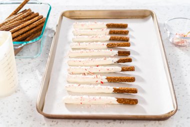 Ev yapımı çikolata kaplı çubuk çubuklar parşömen kağıdıyla kaplı bir kabın üzerinde kurutuluyor..