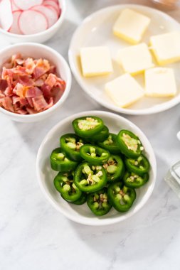 Fırında pişmiş patates. Fırında patatesleri servis etmek için küçük kaselerde garnitürler..