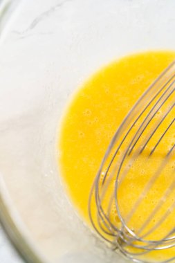 Nane şekerli kek hazırlamak için büyük bir bardakta ıslak malzemeler karıştırıyorum..