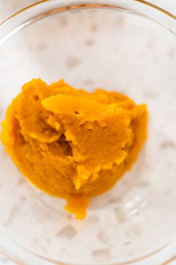 Kabak aromalı fındıklı şekerleme hazırlamak için cam karışımında ölçülmüş malzemeler..