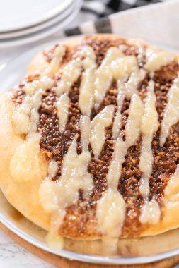 Krem peynirli taze tarçınlı tatlı pizza..