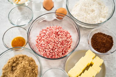 Çikolatalı kurabiyeleri naneli cipsle karıştırmak için bardaktaki ölçülü malzemeler..