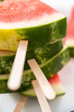 Şili limonlu karpuz patlatmak için olgun kırmızı karpuz dilimliyorum..