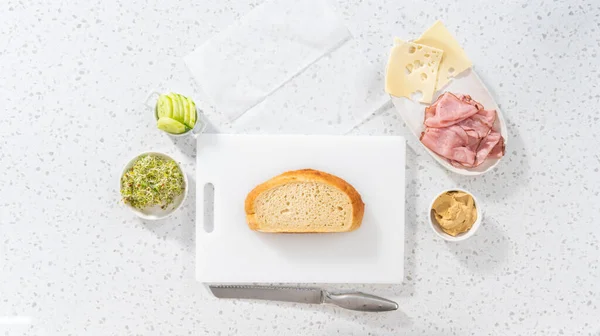 Düz Yatıyordu Beyaz Kesme Tahtasının Üzerinde Jambon Salatalık Filizli Sandviçler — Stok fotoğraf
