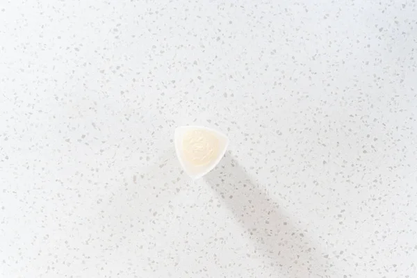 Leżeć Płasko Roztopione Chipsy Czekoladowe Silikonowym Kubku Zanurzania Aby Cukierki — Zdjęcie stockowe