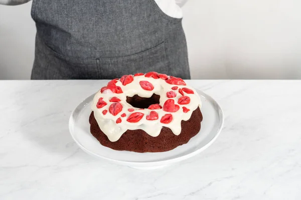 Decorating Red Velvet Bundt Cake Chocolate Lips Hearts Cream Cheese — Stock fotografie