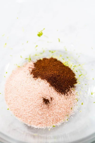 Смешивание Ингредиентов Небольшом Стакане Смесительной Миски Приготовления Чили Лайм Соль — стоковое фото