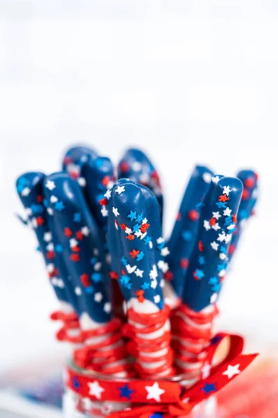 Bastoncini Pretzel Ricoperti Cioccolato Fatti Casa Decorati Come Bandiera Americana — Foto Stock