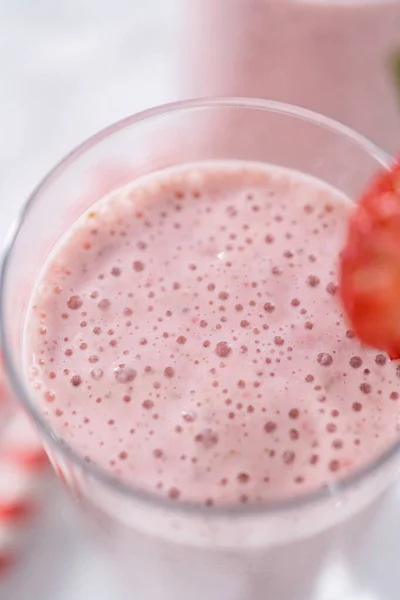 新鲜的健康早餐草莓香蕉冰沙 用新鲜草莓和纸草装饰 — 图库照片