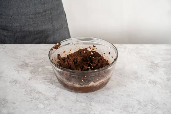 大きなガラスの混合ボウルに材料を混合し キッチンミキサーでチョコレートクッキーを焼くペパーミントチップ — ストック写真