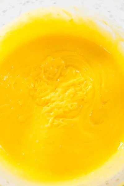 Míchání Ingrediencí Ruční Whisk Skleněné Míse Pečení Jednoduchého Vanilkového Koláče — Stock fotografie
