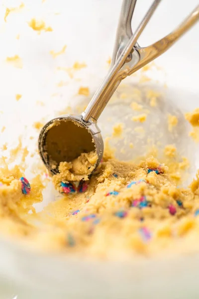 Süti Tésztát Lapátolni Tésztával Hogy Egyszarvú Csokis Sütit Süssön — Stock Fotó