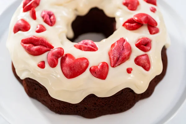 Freshly Baked Red Velvet Bundt Cake Chocolate Lips Hearts Cream — Foto de Stock