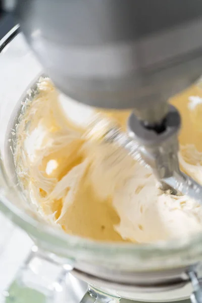 Whisking Buttercream Frosting Glass Mixing Bowl Electric Kitchen Mixer American — Stockfoto