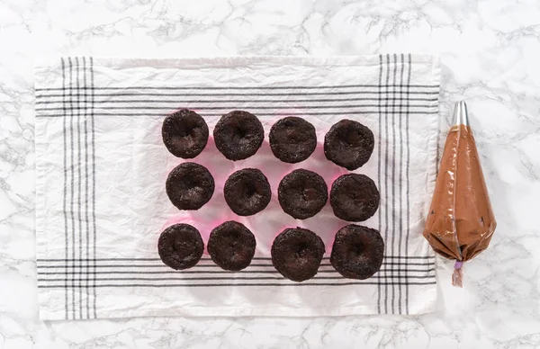 Ett Platt Ligg Piping Choklad Ganache Glasyr Ovanpå Choklad Muffins — Stockfoto