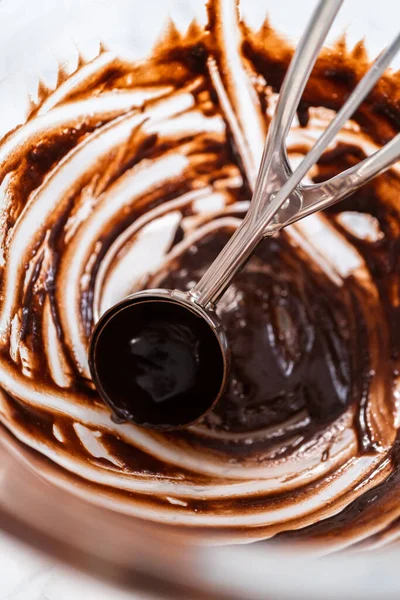 Csokis Sütit Sütök Csokis Süti Tészta Behúzása Egy Muffinos Serpenyőbe — Stock Fotó